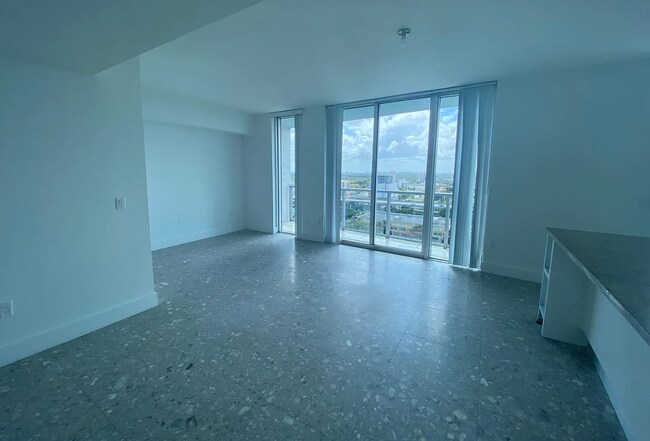 185 SW 7th St unit 1400, Miami, FL 33130 - photo 2