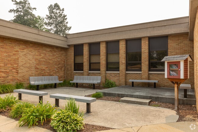 Homan Elementary School offers an outdoor shared library and reading landscaped area.
