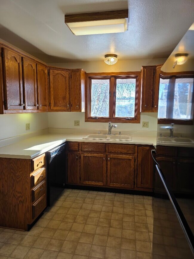 722 Goldfinch Ln, Sheboygan, WI 53083 - photo 7