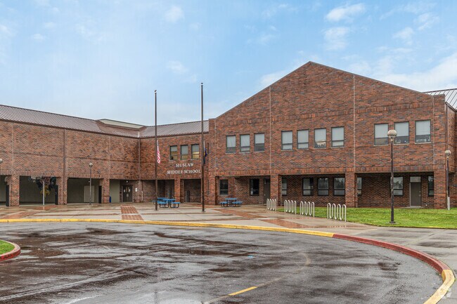 Middle school students in Heceta Beach attend Siuslaw Middle School.