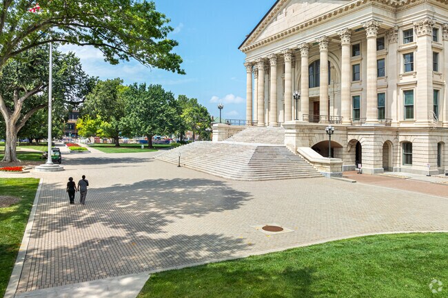 The Monroe neighborhood is within walking distance of the Kansas State Capitol.