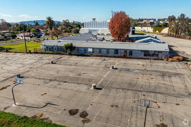 American Christian Academy offers basketball courts.