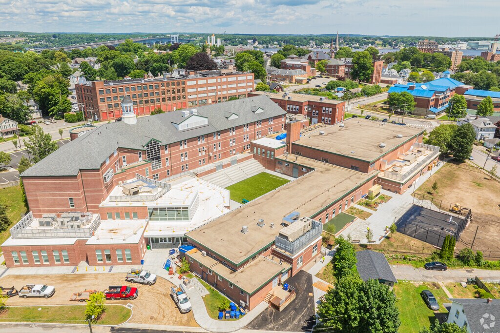 New London Public Schools offer daycare and full day kindergarden options.