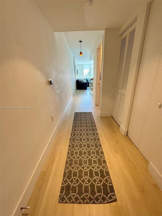 185 SW 7th St unit 2901, Miami, FL 33130 - photo 5