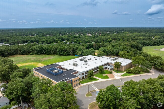 Manchester Township Middle School has 48% female and 52% male students.