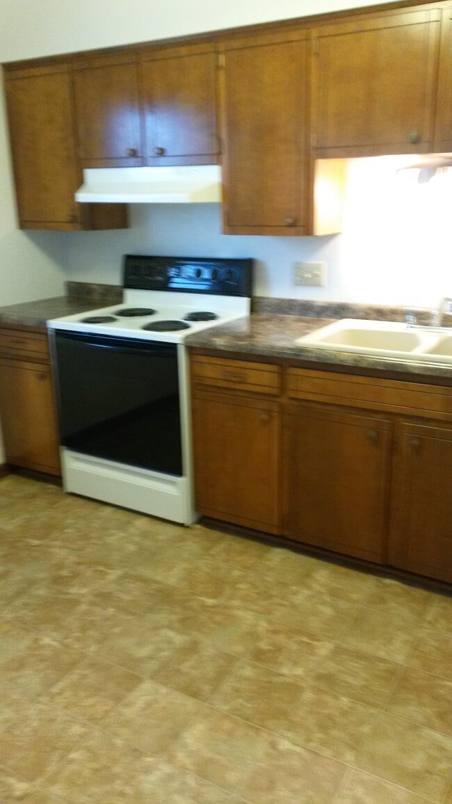 609 Blaine St unit 2, Norfolk, NE 68701 - photo 3