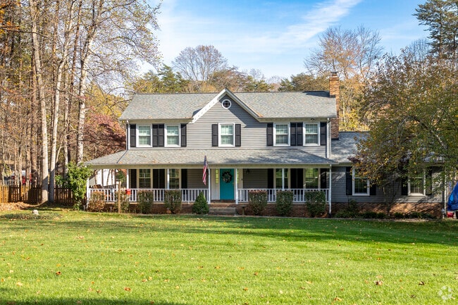 Homes with covered porches nestled among the trees are found throughout Mountain View.
