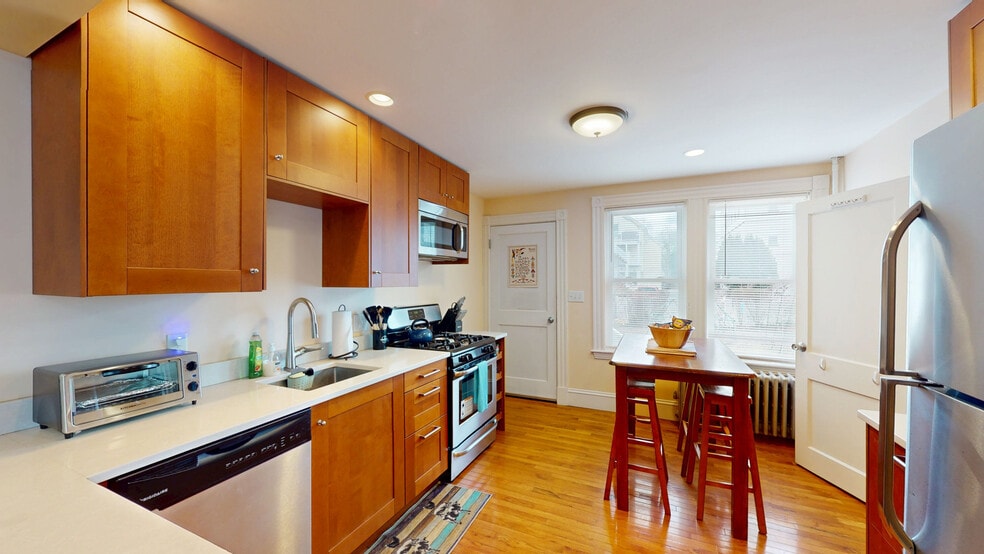 29 Montgomery St unit 1, Cambridge, MA 02140 - photo 1