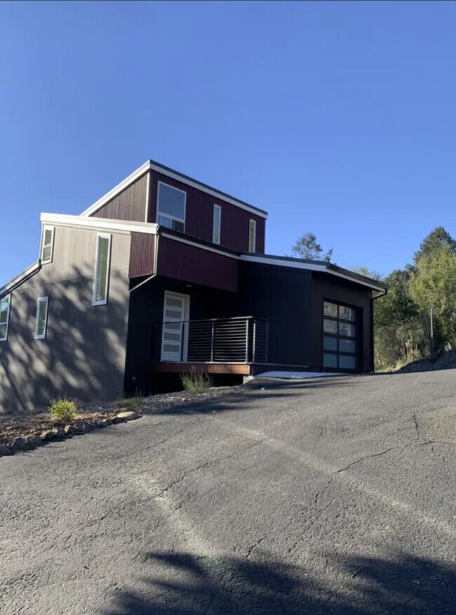 1195 Wikiup Dr, Santa Rosa, CA 95403