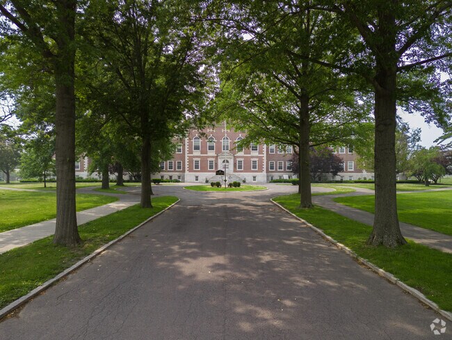 The Albany Academy serves students K-12th grade.