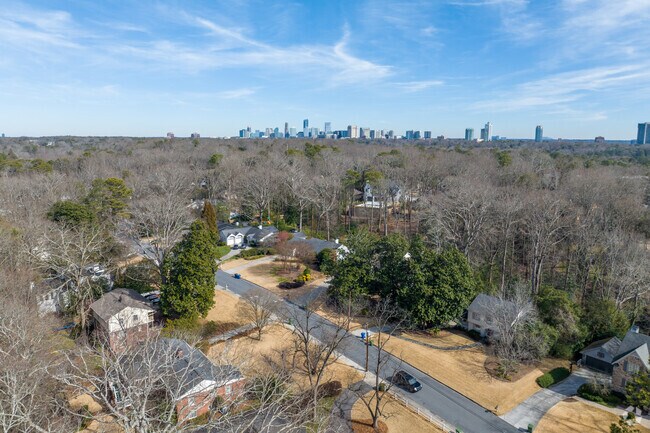 Castlewood is a relaxed neighborhood tucked away from the hustle and bustle of Downtown Atlanta.