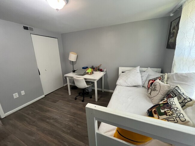 708 S Arlington Mill Dr unit 204, Arlington, VA 22204 - photo 5