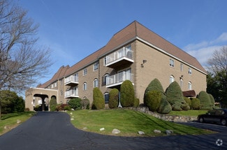 40 Sachem Dr, Cranston, RI 02920