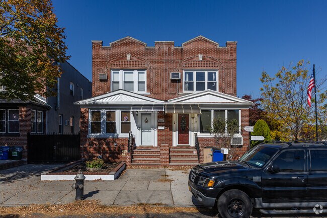 In Glendale can be found brick rowhouses, colonials, Tudor-style townhouses and detached homes.