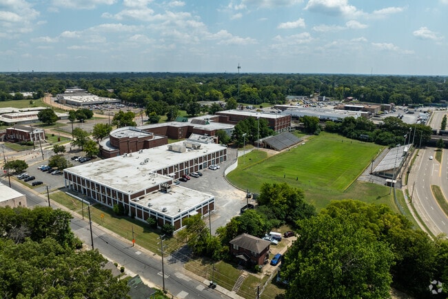 Booker T. Washington High School offers classes from 6th through 12th grade.