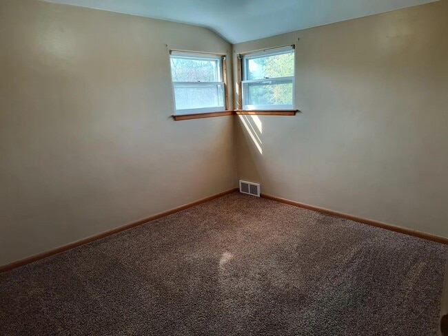 1256 Arlington Ave unit 1256 Upper, Manitowoc, WI 54220 - photo 6