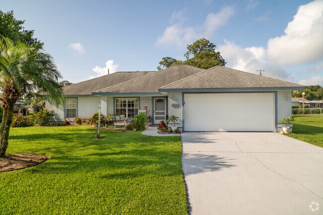 Sebring Hills has an abundance of ranch homes with enclosed garages.