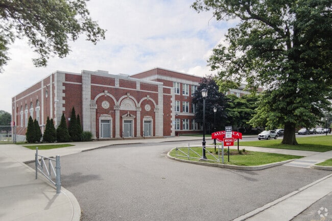 Mineola Middle School has a student-teacher ratio of 10 to 1.