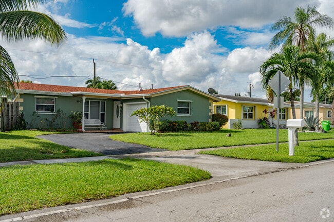 Many of the single family homes in Sunrise Lakes offer manicured lawns.