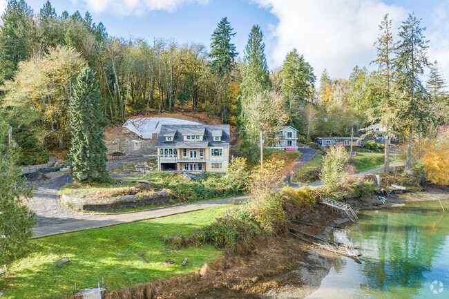 Residents can find many bayside homes along the Glen Cove.