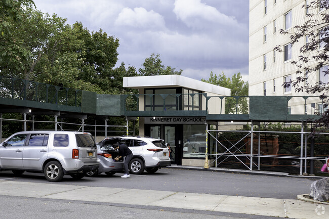 The student population of Kinneret Day School is 192 in Spuyten Duyvil.