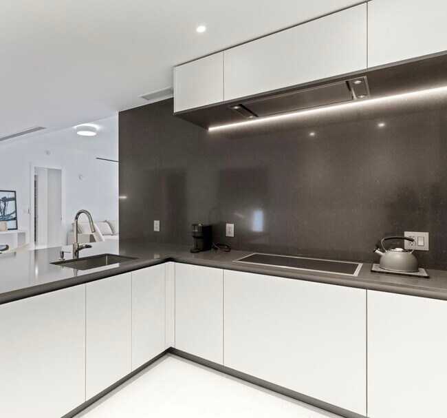 Aston Martin Residences unit 4509, Miami, FL 33131 - photo 5