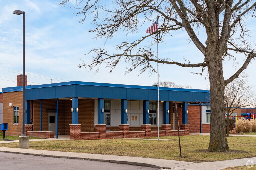 Max Paun School, campus.