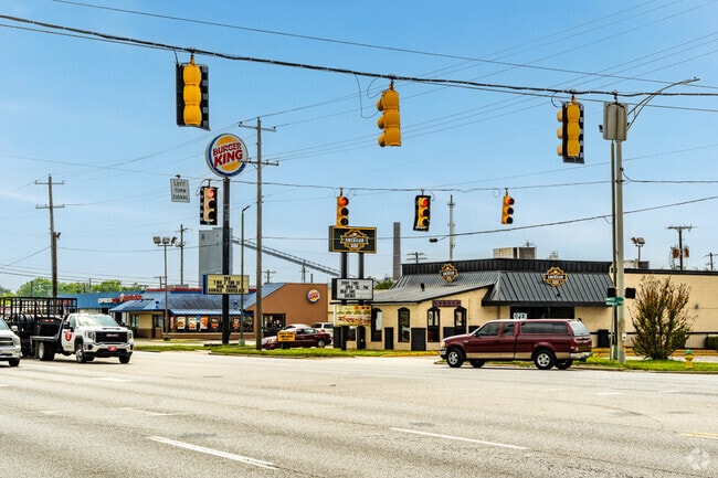 Pinson Valley Parkway west of Airport Hills features casual dining and local eateries.