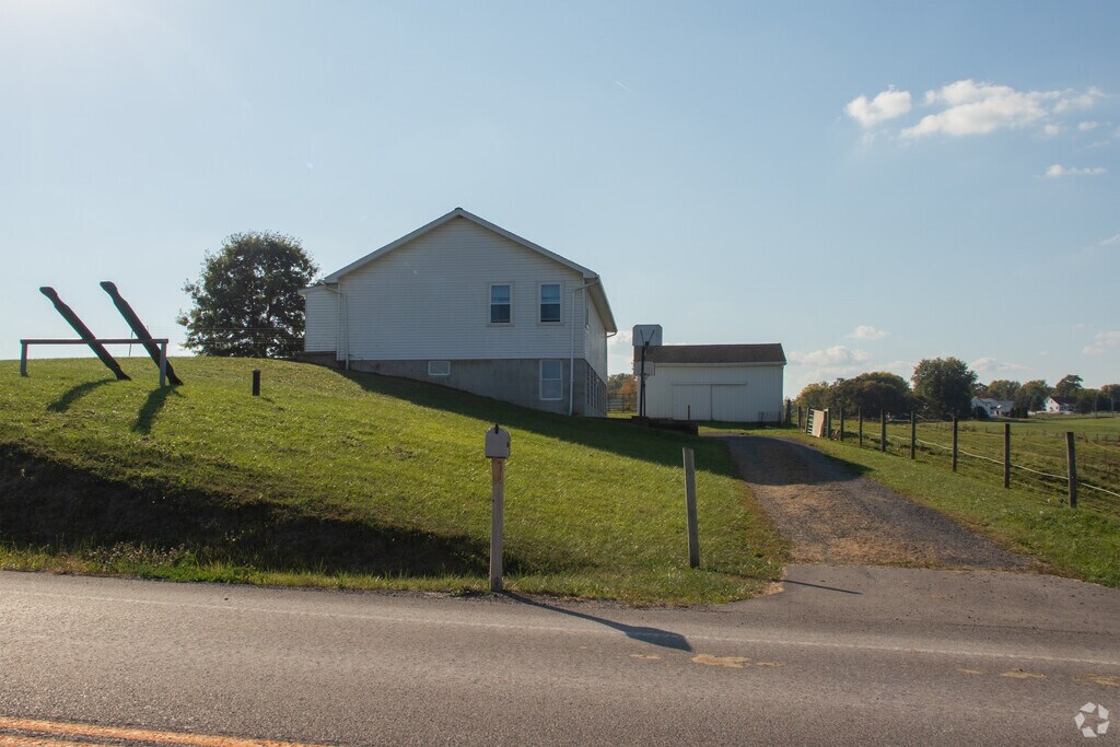 Frams Corner provides education in the neighborhood of Outlying Geauga County