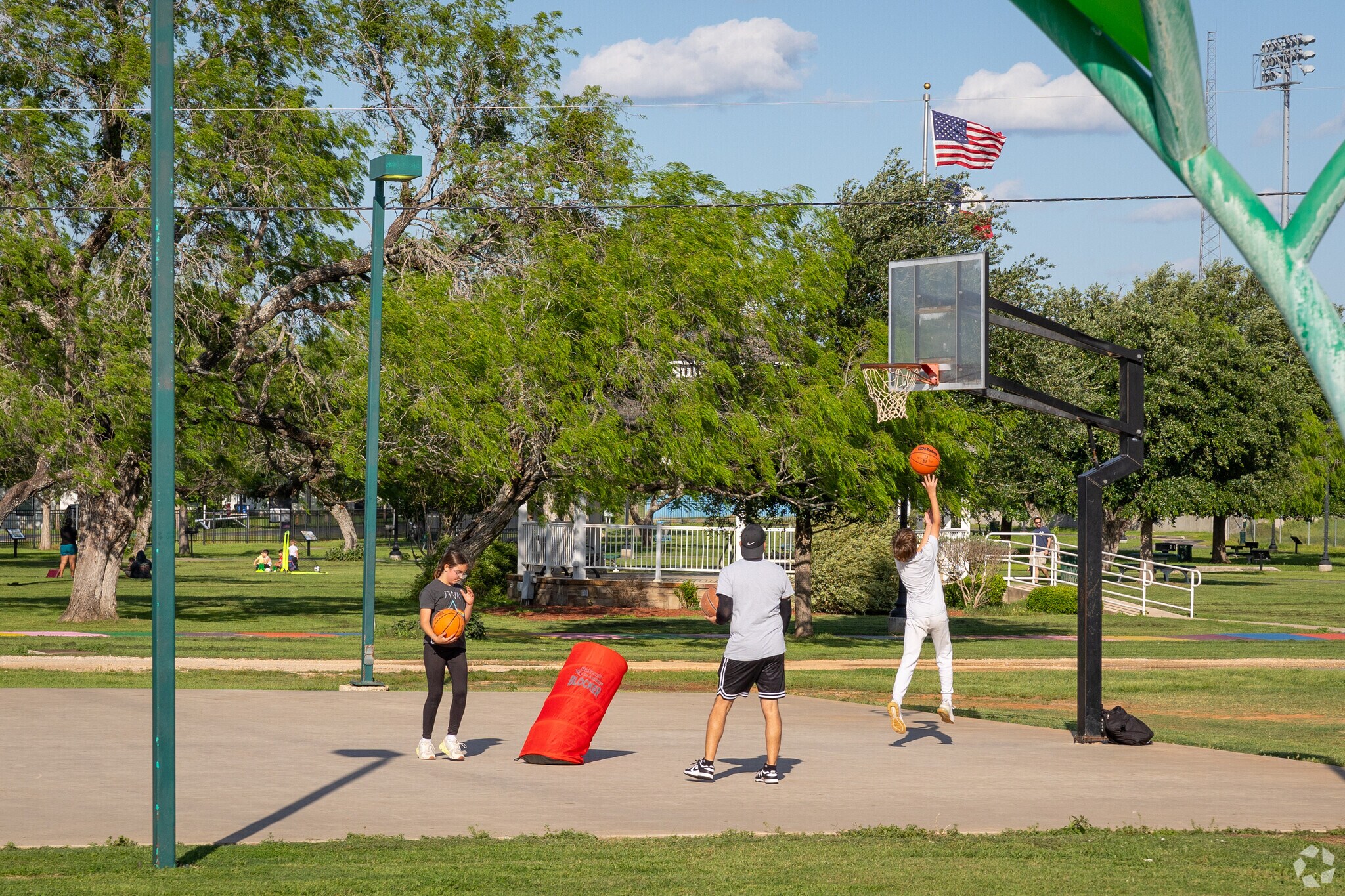 Families and friends can play a pick up game of basketball at La Vernia City Park.