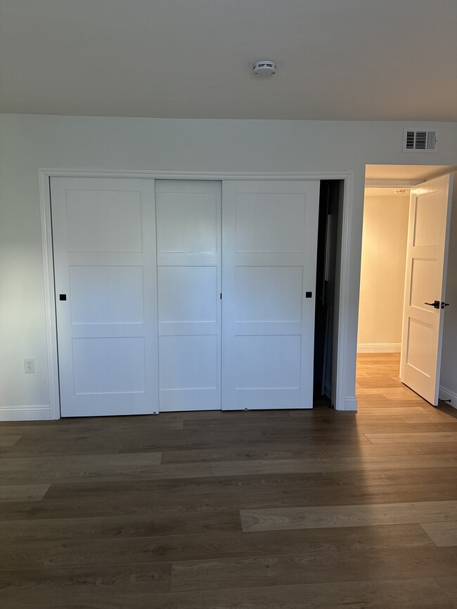 Room available for rent (facing hallway)