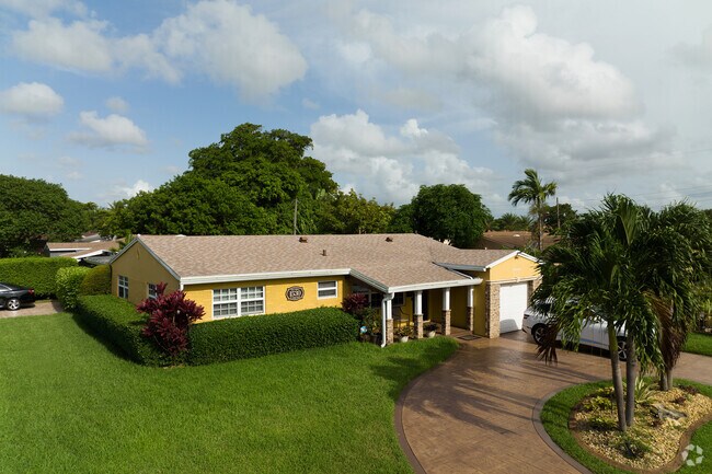 Well-manicured lawns are a frequent sight in the neighborhood of Highland Garden.