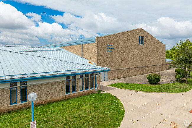Landis Elementary School has 853 students.