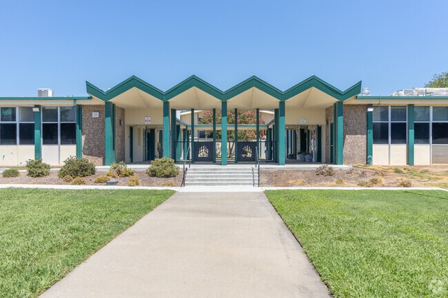 Biggs High School serves students in grades 9-12.