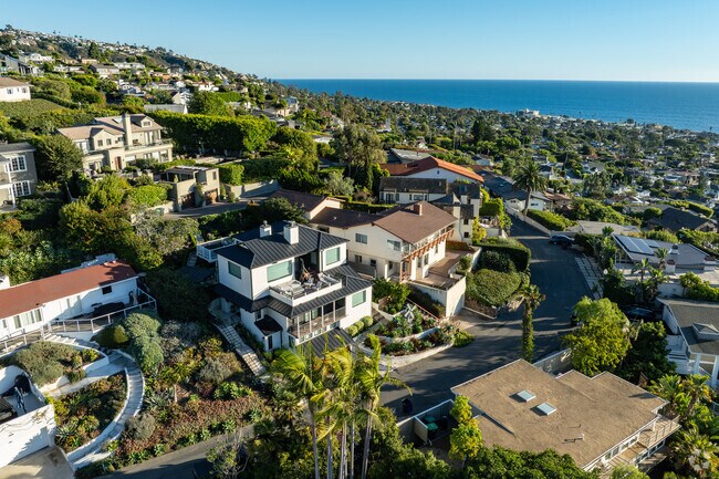 Temple Hills homes frame panoramic views of the Pacific coastline.