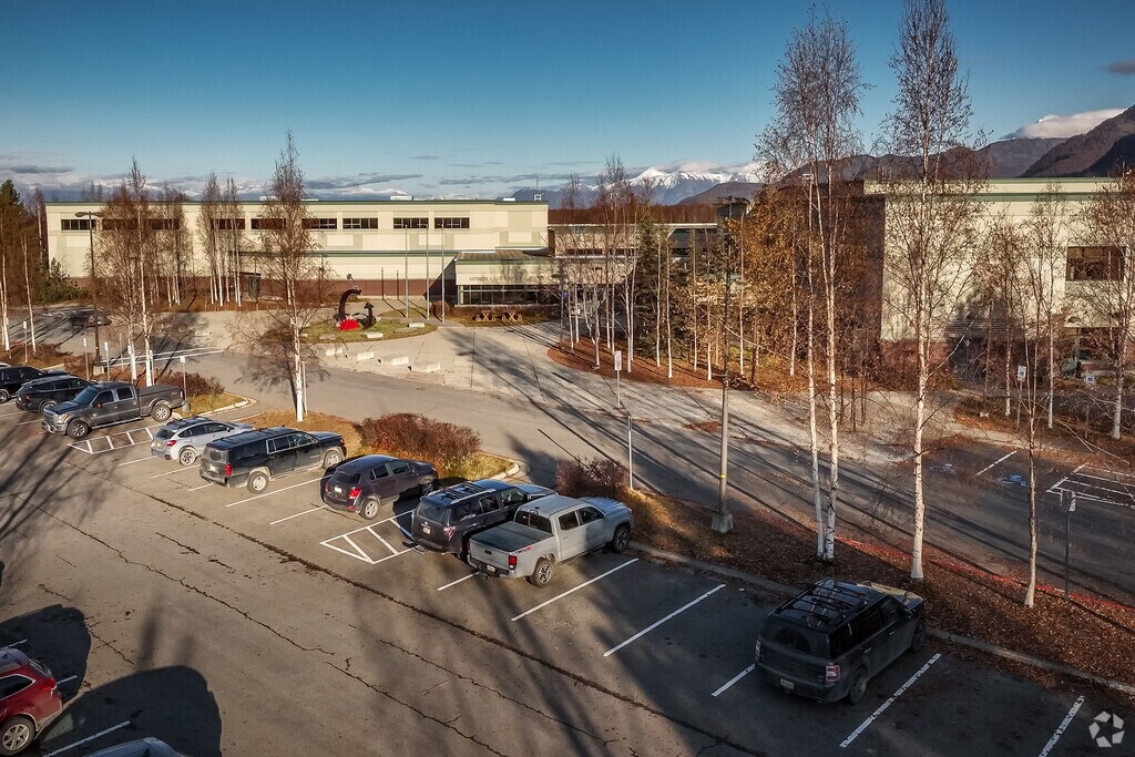 Mirror Lake Middle School serves students in grades 6-8.