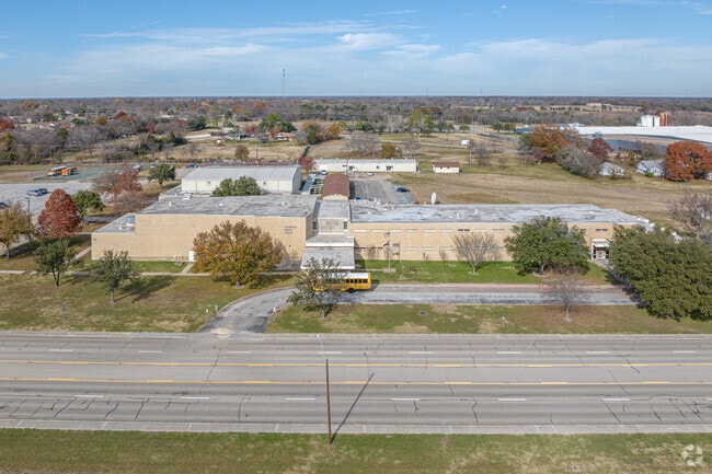 Commerce Middle School has 25 total teachers that focus of on the education of children.