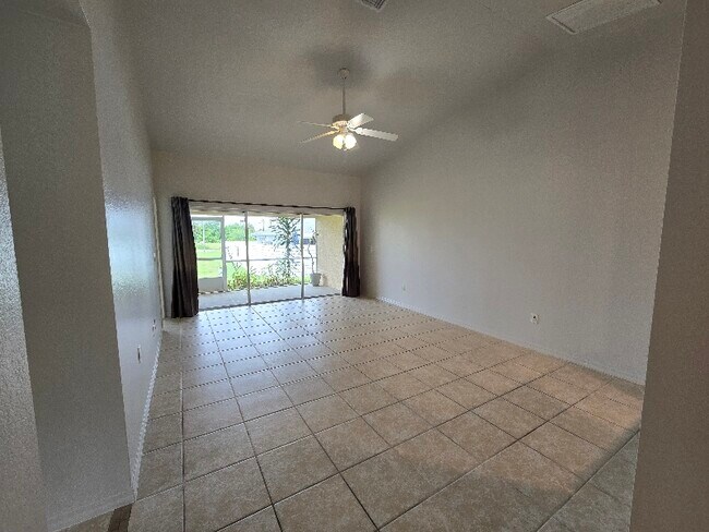 518 SE 5th Place unit 518 SE 5th Pl, Cape Coral, FL 33990 - photo 5