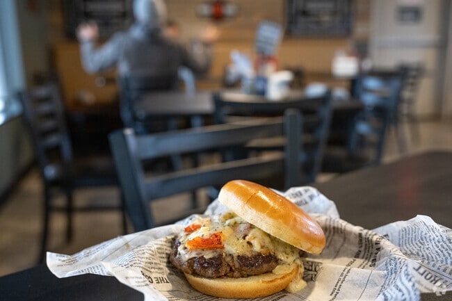 Summerset’s restaurants offer laid-back fare like burgers and wings.