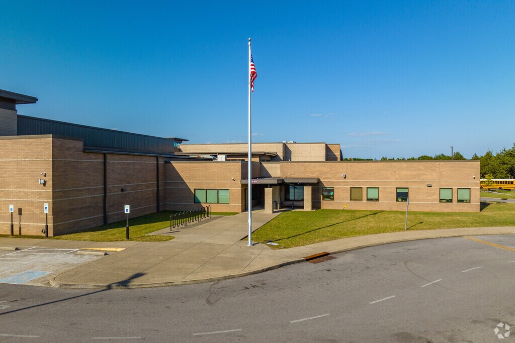 Smith Springs Elementary School has around 663 students being enrolled every year in Nashville.