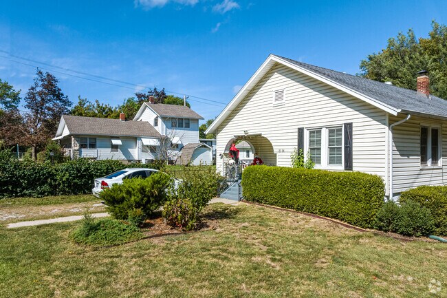 Ranch‑style homes with one‑car garages are common across Rock Creek.