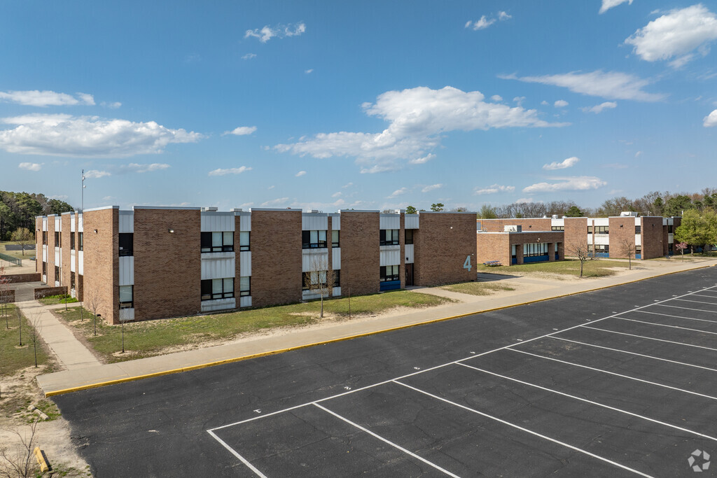 Oak St Elementary School in Lakewood.
