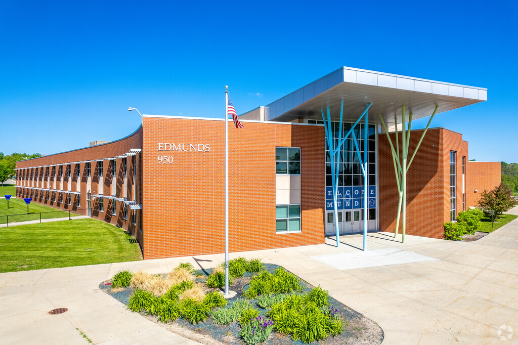 Edmunds Elementary sits just to the north of Downtown Des Moines.