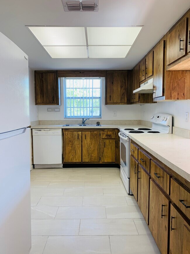 428 Banana Cay Dr unit E, South Daytona, FL 32119 - photo 4