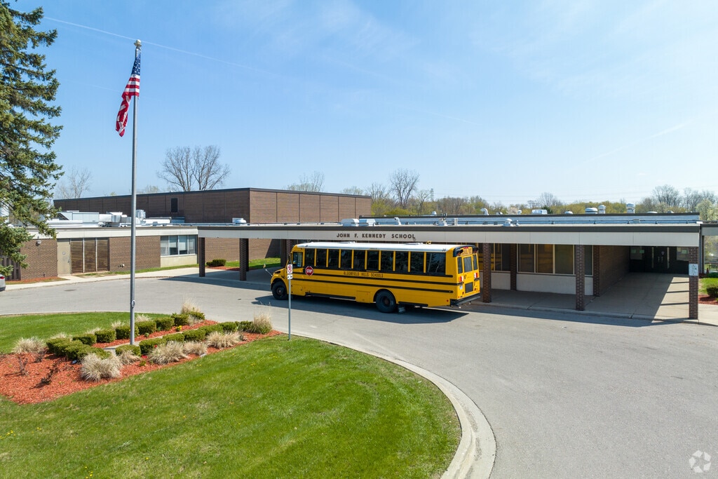 Owen Elementary School has a great bus loop for bus drivers and bus riders.