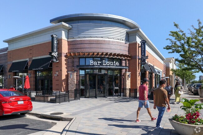 Choose from an array of retail and restaurants along Stonebridge at Potomac Town Center.