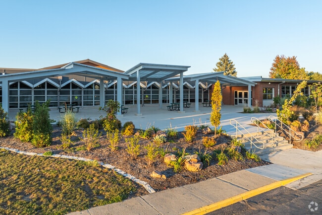 John F. Kennedy Elementary School has 623 students with a student-teacher ratio of 13 to 1.