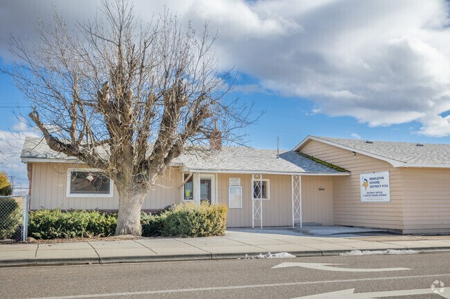 Middleton School District with over 4000 students earns a B plus from Niche.