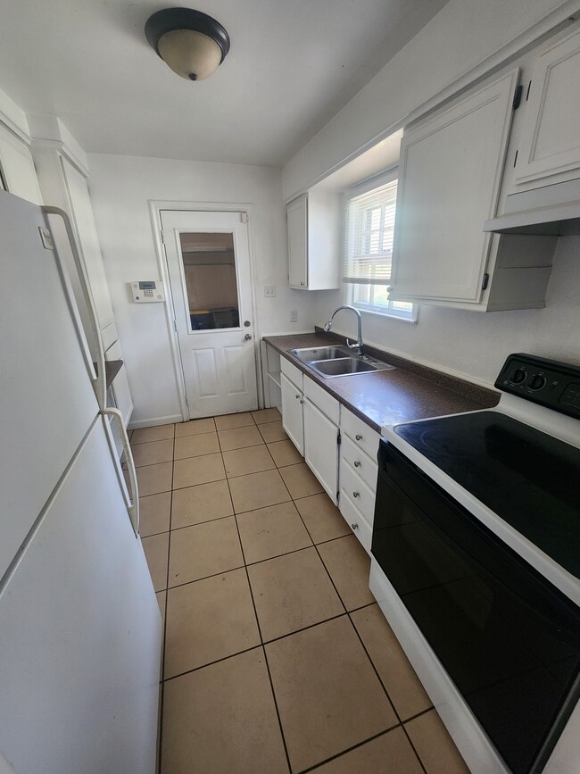 5928 Fontana St, Fairway, KS 66205 - photo 2