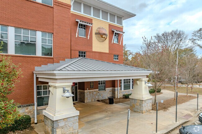 Fifth Avenue Upper Elementary School is located in Decatur.